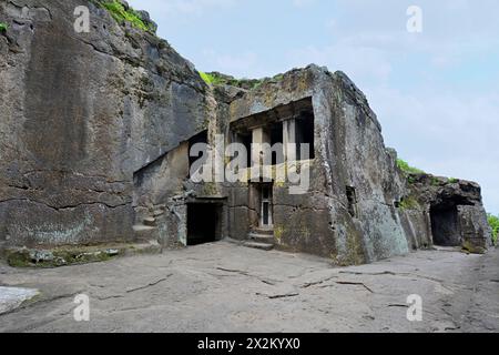 Ellora Brahmanische Höhlen: Höhle Nr. 15. Rechts (südlich) des Hofes befindet sich eine große Zisterne. Stockfoto