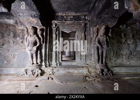 Ellora Brahmanische Höhlen: Höhle Nr. 15. Hauptschrein mit Shivalinga, zwei Wächtern auf beiden Seiten des Eingangs und Ardhachandashila am Eingang Stockfoto