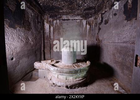 Ellora Brahmanical Caves: Höhle Nr. 15, Plain subsidiärer Schrein für Shivalinga. Stockfoto