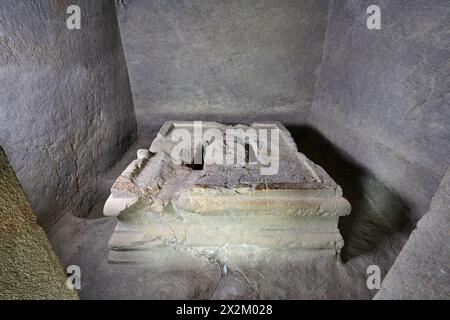 Ellora Brahmanische Höhlen. Höhle Nr. 20. Linga im Hauptschrein. Stockfoto