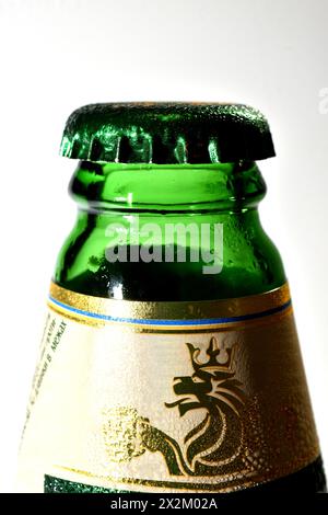 Schewchenkowo. Kiew. Ukraine. 04.22.2024. Metallkappe auf einer Glasflasche mit Lemberger Bier 1715. Stockfoto