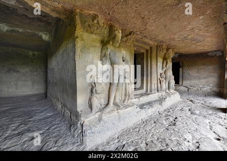 Ellora Brahmanical Caves: Höhle Nr. 20. Dwarapalas mit Dienern, die den Haupteingang des Schreins flankieren Stockfoto