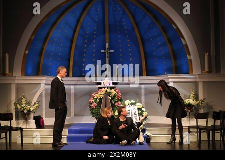 Markus Gertken als Horst Bohne, Imogen Kogge als Rieke Schneider, Johannes Deckenbach als Kevin Packert und Alexandra Finder als Alina Bergreiter, v.l., während der Fotoprobe für das Stück kalter weisser Mann im Renaissance-Theater in Berlin, 22. April 2024. // von Dietmar Jacobs und Moritz Netenjakob. Regie Guntbert Warnt. Bühne Manfred Gruber. Kostüme Ariane Warnt. Premiere ist am 26. April 2024. Renaissance-Theater Berlin Kalter weisser Mann *** Markus Gertken als Horst Bohne , Imogen Kogge als Rieke Schneider , Johannes Deckenbach als Kevin Packert und Alexandra Finder als Alina Bergreiter , f Stockfoto