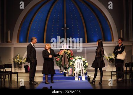 Markus Gertken als Horst Bohne, Imogen Kogge als Rieke Schneider, Alexandra Finder als Alina Bergreiter und Johannes Deckenbach als Kevin Packert, v.l., während der Fotoprobe für das Stück kalter weisser Mann im Renaissance-Theater in Berlin, 22. April 2024. // von Dietmar Jacobs und Moritz Netenjakob. Regie Guntbert Warnt. Bühne Manfred Gruber. Kostüme Ariane Warnt. Premiere ist am 26. April 2024. Renaissance-Theater Berlin Kalter weisser Mann *** Markus Gertken als Horst Bohne , Imogen Kogge als Rieke Schneider , Alexandra Finder als Alina Bergreiter und Johannes Deckenbach als Kevin Packert , f Stockfoto