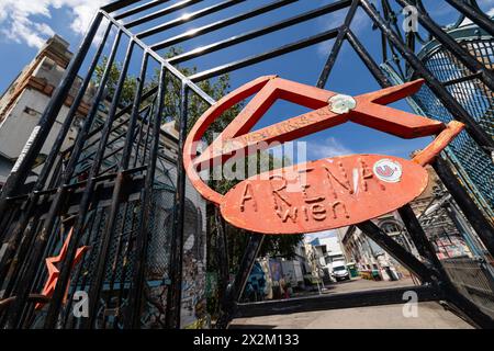 Die Arena in Wien ist ein Veranstaltungsort in der Wiener Landstraße, der sich als alternatives Kulturzentrum vor allem für Jugendkultur, Konzerte verschiedener Genres und andere musikalische Veranstaltungen versteht. Im Sommer auch Open-Air-Kino. Aufgenommen in Wien, Österreich am 4. Juli 2023. - 20230704 PD6087 Credit: APA-PictureDesk/Alamy Live News Stockfoto
