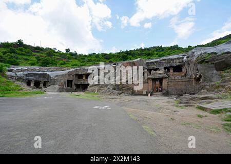 Höhlen von Ellora Jain: Höhle Nr. 30 Allgemeine Ansicht der Höhle Nr. 32 bis 34. Stockfoto