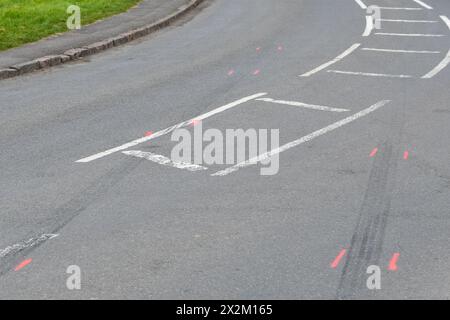 Ölpest auf der Straße nach einem Unfall Stockfoto