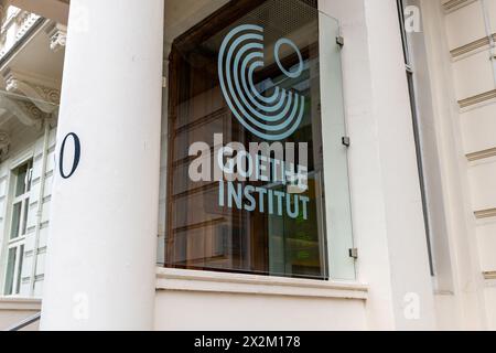 London. UK- 04.18.2024. Das Namensschild und Logo des Geothe Instituts an der Seite des Eingangs zum Gebäude. Deutschlands Kulturinstitut mit b Stockfoto