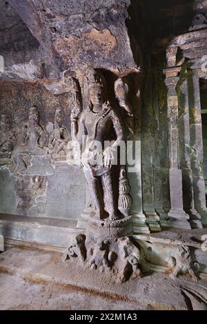 Ellora Brahmanische Höhlen: Höhle Nr. 15 – Obergeschoss mit Vishnu auf der linken Seite des Schrein-Eingangs. Stockfoto