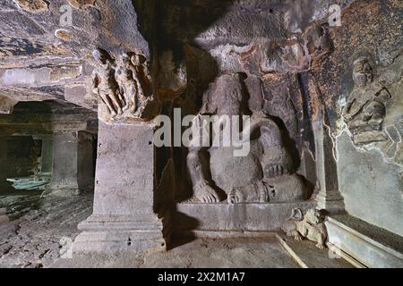 Ellora Brahmanische Höhlen: Höhle Nr. 15- Obergeschoss: Sitzender Ganesha in abhaya Mudra (Segen geben) Stockfoto