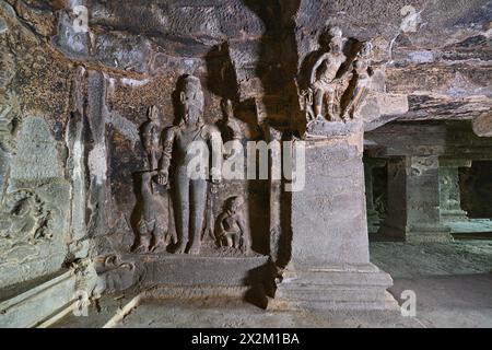 Ellora Brahmanische Höhlen: Höhle Nr. 15 – Oberes Stockwerk: Kartikeya an der rechten Ecke mit einem markanten Pfau (Kartikeyas Fahrzeug). Stockfoto