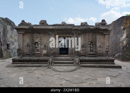 Ellora Brahmanische Höhlen: Höhle Nr. 15 – ausgeklügelte Nandi Mandapa Stockfoto