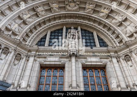 London. UK- 04.18.2024. Die Fassade und das Namensschild des Victoria and Albert Museum in South Kensington. Stockfoto