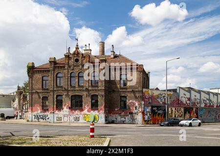Die Arena in Wien ist ein Veranstaltungsort in der Wiener Landstraße, der sich als alternatives Kulturzentrum vor allem für Jugendkultur, Konzerte verschiedener Genres und andere musikalische Veranstaltungen versteht. Im Sommer auch Open-Air-Kino. Aufgenommen in Wien, Österreich am 4. Juli 2023. - 20230704 PD6075 Credit: APA-PictureDesk/Alamy Live News Stockfoto