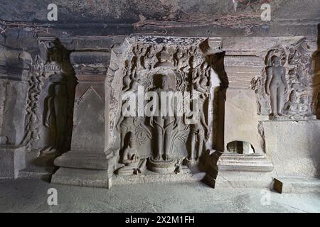 Ellora Jain Caves: Höhle Nr. 32 - Bahubali an der rechten Wand. Stockfoto