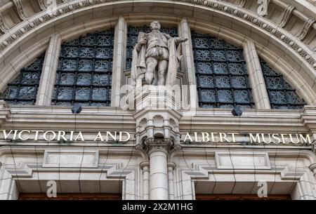 London. UK- 04.18.2024. Eine Nahaufnahme des Namensschildes und der Statue über dem Eingang des Victoria and Albert Museums in South Kensington. Stockfoto