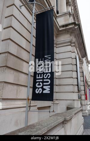 London. UK- 04.18.2024. Ein Banner des Wissenschaftsmuseums hängt an der Fassade des Gebäudes. Stockfoto