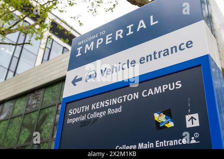 London. UK- 04.18.2024. Das Namensschild für das Imperial College am Campus in South Kensington. Stockfoto