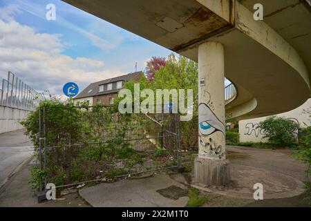 Ende April 2024 soll die Fußgänger Brücke über die A40 in Essen Frillendorf abgerissen werden. Dafür wird an dem Wochenende die A40 gesperrt. Im Verla Stockfoto