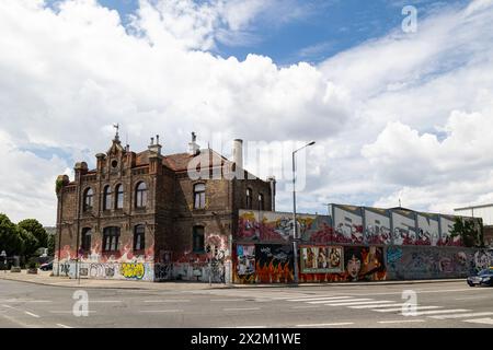 Die Arena in Wien ist ein Veranstaltungsort in der Wiener Landstraße, der sich als alternatives Kulturzentrum vor allem für Jugendkultur, Konzerte verschiedener Genres und andere musikalische Veranstaltungen versteht. Im Sommer auch Open-Air-Kino. Aufgenommen in Wien, Österreich am 4. Juli 2023. - 20230704 PD6058 Credit: APA-PictureDesk/Alamy Live News Stockfoto