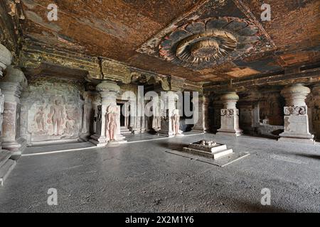 Ellora Jain Caves: Höhle Nr. 32 Obergeschoss - Allgemeine Ansicht der Haupthalle Stockfoto