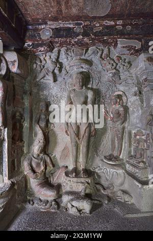 Ellora Jain Caves: Höhle Nr. 32 Obergeschoss - König huldigt Gomteshwara (Bahubali). Stockfoto