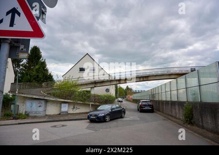 Ende April 2024 soll die Fußgänger Brücke über die A40 in Essen Frillendorf abgerissen werden. Dafür wird an dem Wochenende die A40 gesperrt. Im Verla Stockfoto