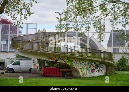 Ende April 2024 soll die Fußgänger Brücke über die A40 in Essen Frillendorf abgerissen werden. Dafür wird an dem Wochenende die A40 gesperrt. Im Verla Stockfoto