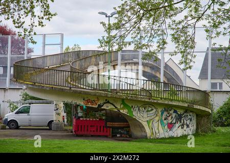 Ende April 2024 soll die Fußgänger Brücke über die A40 in Essen Frillendorf abgerissen werden. Dafür wird an dem Wochenende die A40 gesperrt. Im Verla Stockfoto