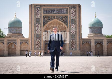 Außenminister Lord David Cameron während eines Besuchs des Hazrati-Imam-Komplexes in Taschkent, während er Usbekistan während seiner fünftägigen Tour durch Zentralasien besucht. Bilddatum: Dienstag, 23. April 2024. Stockfoto