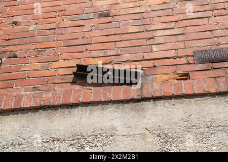 Alter Schlüssel zur Stützung der Wand, Konstruktionsdetail der geformten Ankerplatten mit internen Zugstangen; nützlich für Erdbebenschutz und strukturelle Nachteile Stockfoto