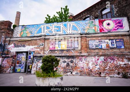 Die Arena in Wien ist ein Veranstaltungsort in der Wiener Landstraße, der sich als alternatives Kulturzentrum vor allem für Jugendkultur, Konzerte verschiedener Genres und andere musikalische Veranstaltungen versteht. Im Sommer auch Open-Air-Kino. Aufgenommen in Wien, Österreich am 22. April 2024. - 20240422 PD3834 Credit: APA-PictureDesk/Alamy Live News Stockfoto