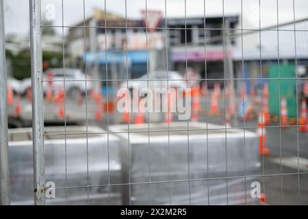 Baumaterialien sind auf einer Baustelle eingezäunt. Selektiver Fokus auf den Metallzaun. Auckland. Stockfoto