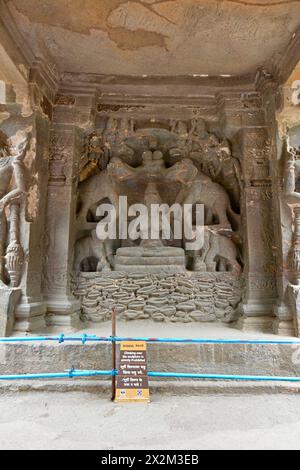 Ellora Brahmanical Caves: Kailas A No. 16 Gajalaxmi mit Zwergpalas auf beiden Seiten am Eingang des in Felsen gehauenen Tempels. Stockfoto