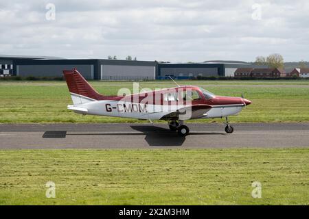 Piper PA-28-161 Cadet at Wellesbourne Airfield, Warwickshire, Großbritannien (G-CMOM) Stockfoto