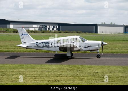 Piper PA-28R-201 Cherokee Arrow III auf Wellesbourne Airfield, Warwickshire, Großbritannien (G-TEBZ) Stockfoto