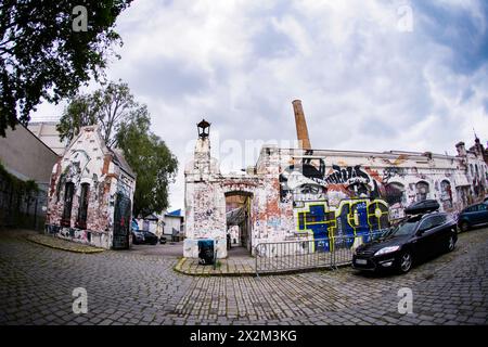 Die Arena in Wien ist ein Veranstaltungsort in der Wiener Landstraße, der sich als alternatives Kulturzentrum vor allem für Jugendkultur, Konzerte verschiedener Genres und andere musikalische Veranstaltungen versteht. Im Sommer auch Open-Air-Kino. Aufgenommen in Wien, Österreich am 22. April 2024. - 20240422 PD3823 Credit: APA-PictureDesk/Alamy Live News Stockfoto