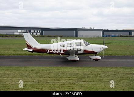 Piper PA-28-181 Cherokee Archer II am Wellesbourne Airfield, Warwickshire, Großbritannien (G-BGWM) Stockfoto