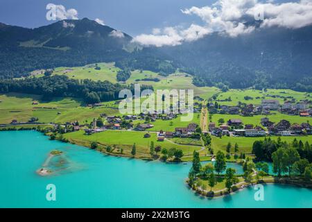 Aus der Vogelperspektive des Schweizer Dorfes Lungern mit traditionellen Häusern, alte Kirche Alter Kirchturm am schönen smaragdgrünen Lungerersee, Kanton Obwalden Stockfoto