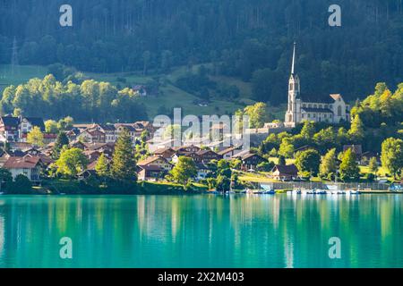 Schweizer Dorf Lungern mit traditionellen Häusern, alte Kirche Alter Kirchturm am schönen smaragdgrünen Lungerersee, Kanton Obwalden Schweiz Stockfoto