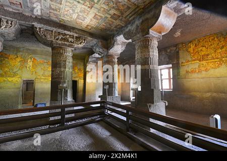 Ajanta Cave Nr. 2 Innenansicht - Blick von der linken Gangecke aus. Stockfoto