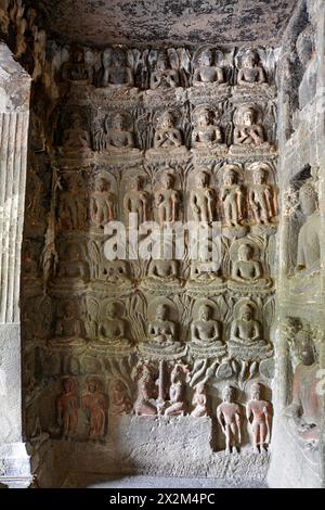 Ajanta Höhle Nr. 7 Vorkammer, die sogenannte tausend sitzende Buddhas an der linken Wand zeigt. Stockfoto