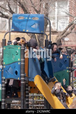 Verspielte orthodoxe jüdische Kinder spielen auf dem Sobel Playground während der Pause in ihrer Jeschiwa. Im Frühjahr 2024 In Brooklyn, New York. Stockfoto