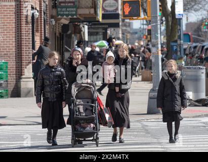 Eine Mutter und Tochter spazieren in Williamsburg kurz vor Pessach, als die Straßen sehr voll waren. April 2024 Stockfoto