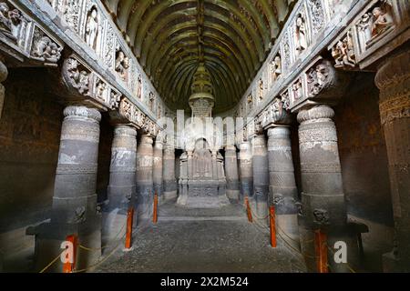 Ajanta Höhle Nr. 19 Innenansicht von Chaitya mit Stupa im Kirchenschiff mit dreifachem Schirm. Stockfoto