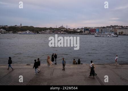 Eine Stadtlandschaft mit Passanten, die entlang der Mündung des Goldenen Horns mit der Großen Moschee der Heiligen Sophia spazieren, ursprünglich eine christliche Basilika und Th Stockfoto