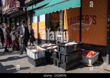 Ein hohes, schmales, philosophisches zweisprachiges Zeichen in Peekskill, das die Frage stellt Was zählt? Stockfoto