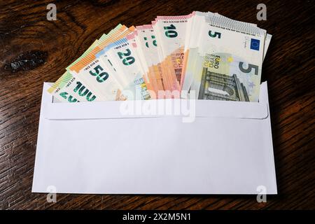 Umschlag voller Geld, Symbolfoto Gehaltstüte, Bestechlichkeit Stockfoto