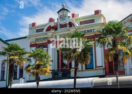 Ein Beispiel für historische viktorianische Architektur - das alte A. E. Kitchen Gebäude in der Victoria Avenue, Whanganui, Nordinsel, Neuseeland Stockfoto