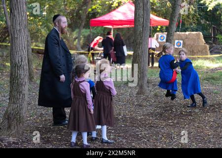 Eine orthodoxe jüdische Familie feiert auf einer Farm im Rockland County, New York, einen Feiertag. Stockfoto